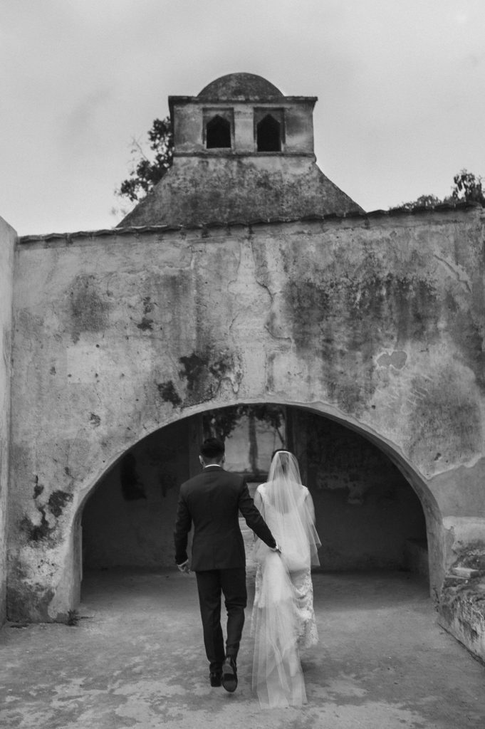 artistic-wedding-photography-couple-black-white